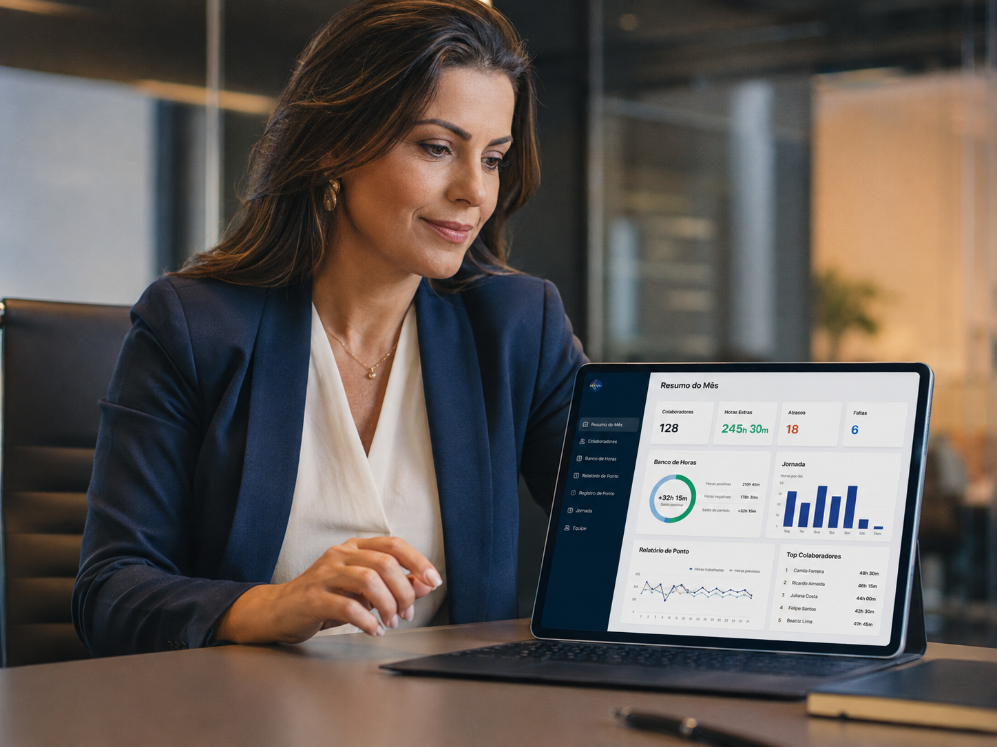 Gestora de RH analisando relatório de banco de horas no MD Comune